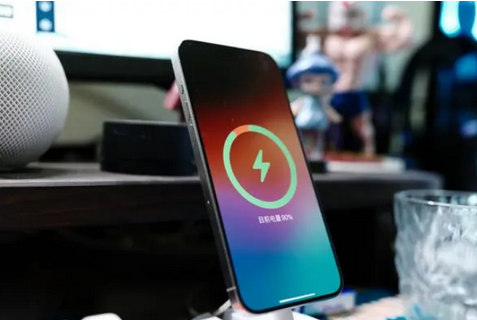 塔洋镇苹果15换屏服务分享用什么充电器给iPhone15充电更好 
